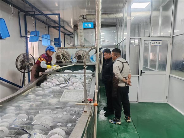 市疾控中心（市衛(wèi)生監(jiān)督所）嚴(yán)控餐飲具消毒質(zhì)量，保障市民春節(jié)安康